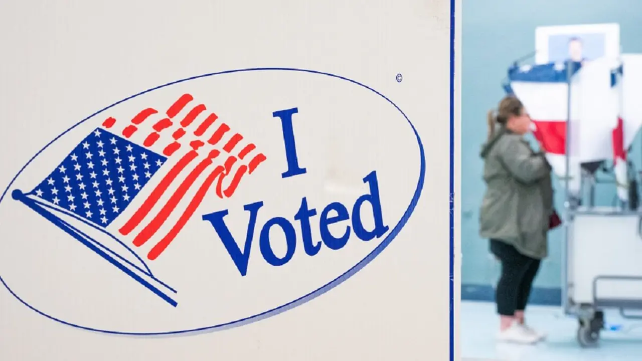 Un votante deposita su voto en un colegio electoral de Nashville, Tennessee, el Súper Martes, 5 de marzo de 2024 -PHOTO/SETH HERALD/AFP