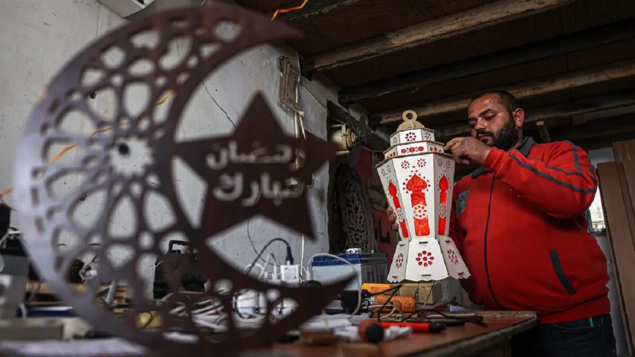 Un artesano palestino fabrica los tradicionales faroles “fanous” mientras los devotos musulmanes se preparan para el comienzo del mes sagrado de ayuno del Ramadán, en la ciudad de Rafah, en el sur de la Franja de Gaza, el 6 de marzo de 2024 - PHOTO/SAID KHATIB/AFP