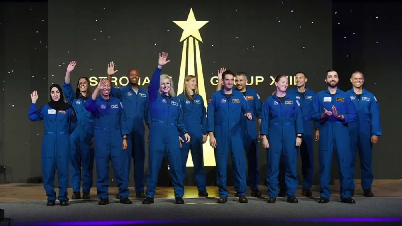 La emirati Nora Al Matrooshi (izquierda), y Mohammed Al Mulla (a la derecha, con barba), posan con sus compañeros norteamericanos el día de la graduación de la nueva promoción de astronautas de la NASA - PHOTO/JSC-NASA