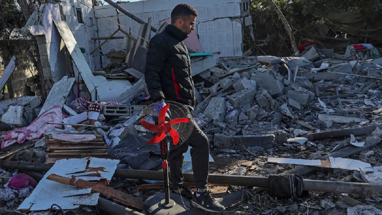 Un palestino busca sus pertenencias entre los escombros de las casas destruidas por los bombardeos israelíes en Rafah, en el sur de la Franja de Gaza, el 11 de marzo de 2024, en medio de las continuas batallas entre Israel y el grupo militante palestino Hamás – PHOTO/SAID KHATIB/AFP