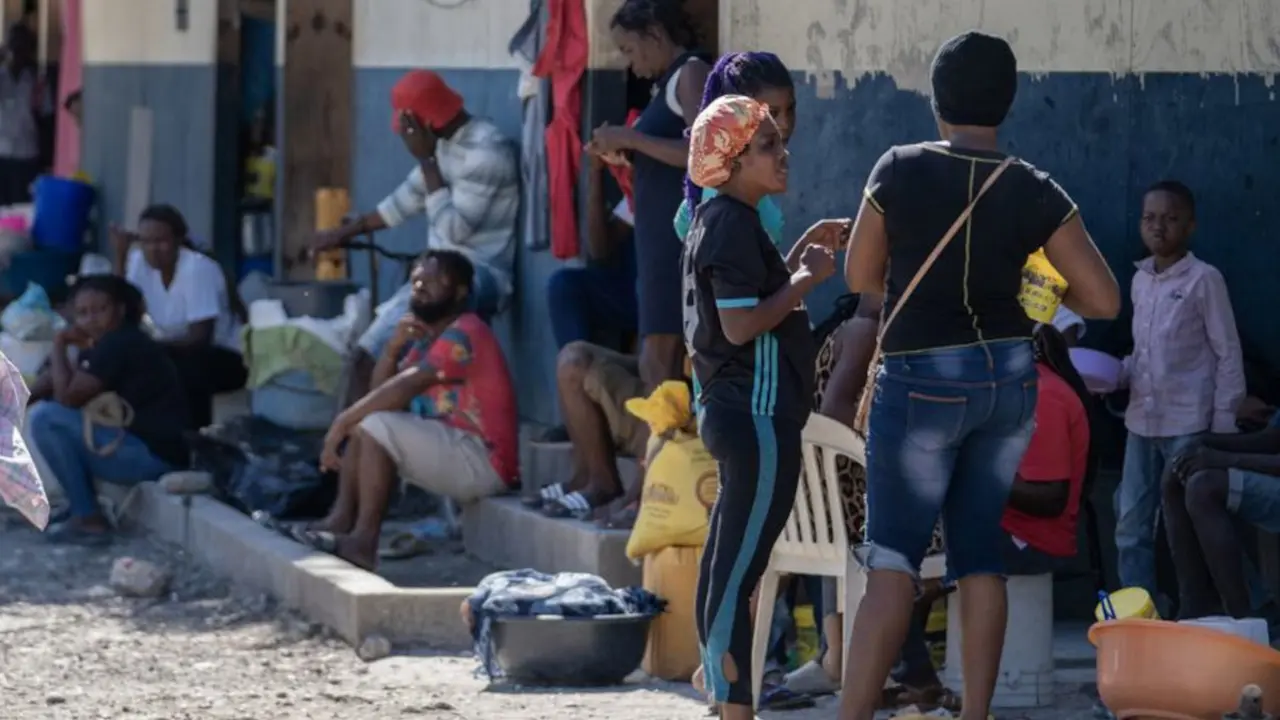 Un grupo de desplazados alojados en una escuela del centro de Puerto Príncipe - © OIM/Antoine Lemonnier