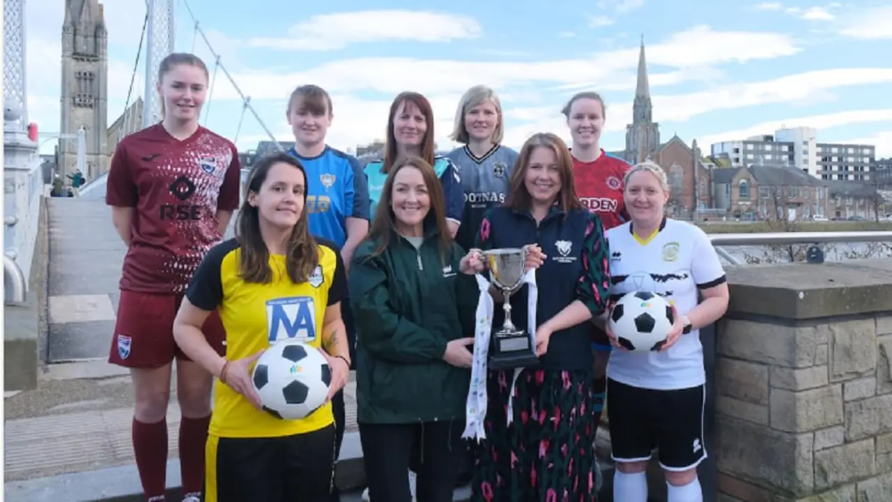 Varias jugadoras asistieron a la presentación de la competición en Inverness, acompañadas por la directora de Marca de ScottishPower, Julie Keough, y la directora general del fútbol femenino escocés, Aileen Campbell