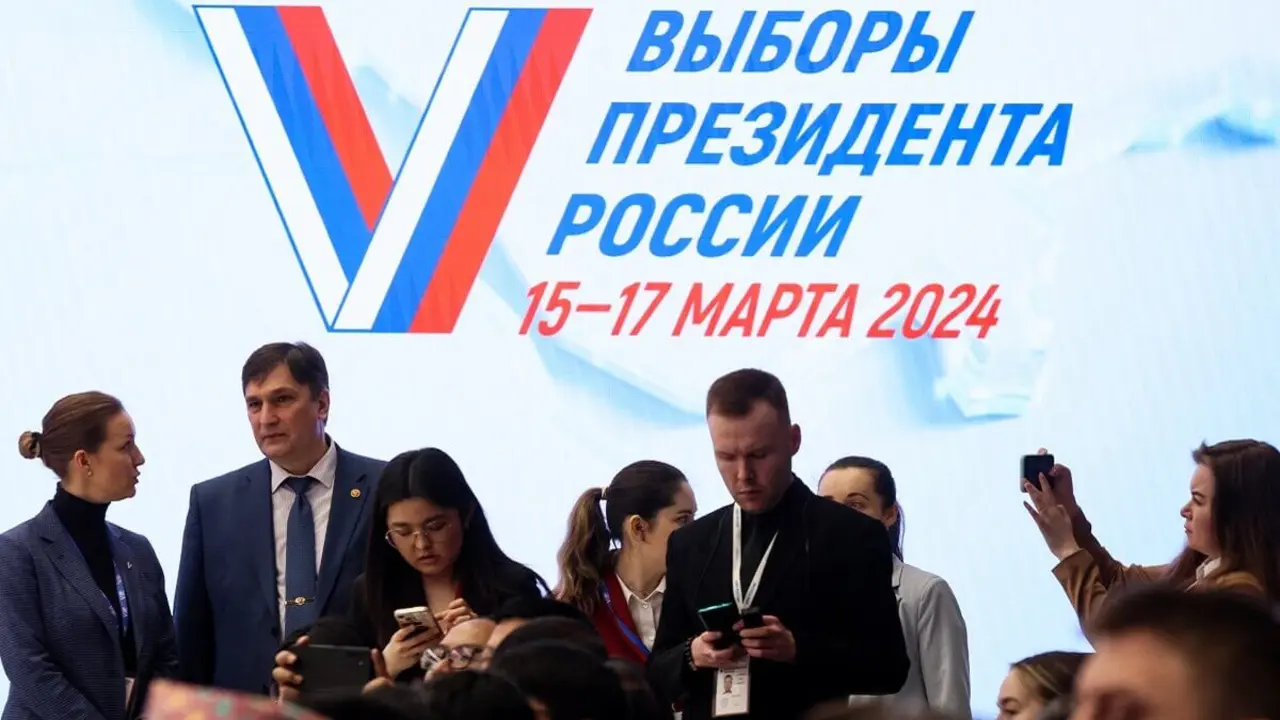 Periodistas y observadores asisten a la inauguración del Centro de Información de la Comisión Electoral Central de Rusia en vísperas de las elecciones presidenciales, en Moscú, el 14 de marzo de 2024 – <strong>PHOTO/STRINGER/AFP&nbsp;</strong>