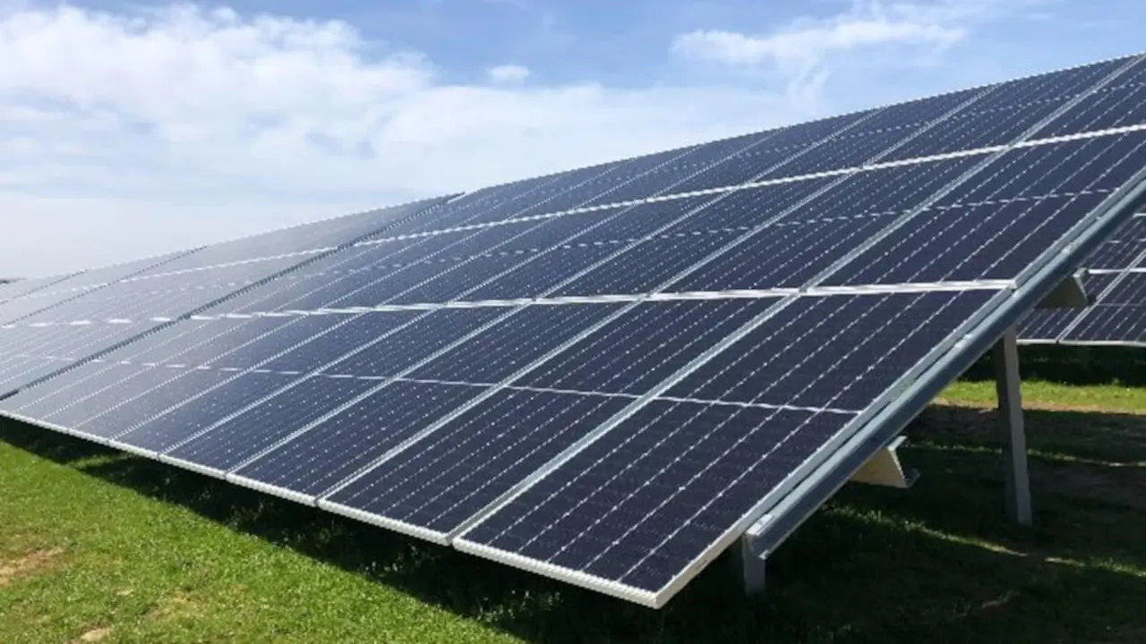 Al contrario de lo que empieza a ocurrir con los parques eólicos, las instalaciones fotovoltaicas todavía tienen bastantes años de operación por delante.