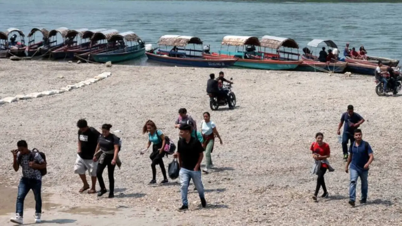 © ACNUR/Nicolo Filippo Rosso - Solicitantes de asilo cruzan el río Usumacinta hacia México desde Guatemala.