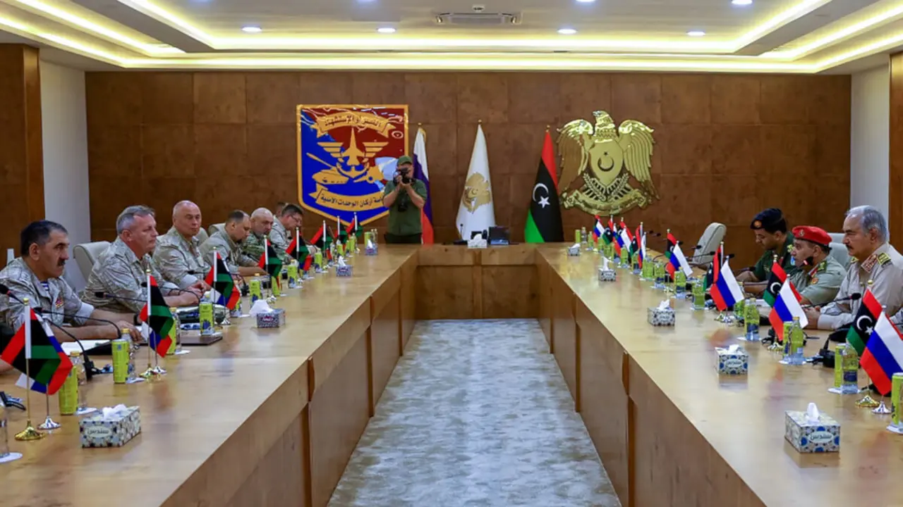 Viceministro de Defensa ruso, Yunus-bek Yevkurov (izq.) y el hombre fuerte del ejército libio, Khalifa Haftar (der.), reunidos en Bengasi, Libia. Oficiales militares rusos llegaron tras recibir una invitación de Haftar, que respalda la administración oriental de Libia y es cercano al Grupo Wagner, cuyas tropas custodian infraestructuras militares y petrolíferas en el dividido país - Foto de la oficina de prensa de Khalifa Haftar / AF