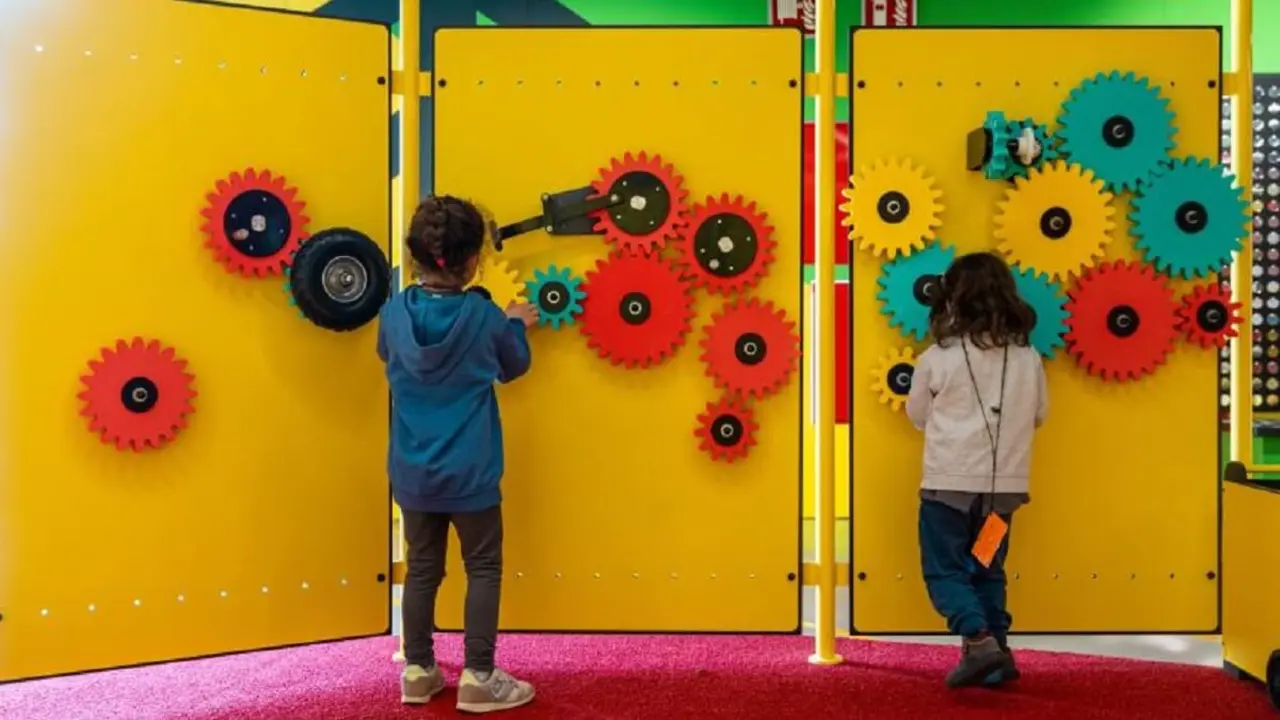 Unos niños interaccionan con el espacio central de Clik en CosmoCaixa - © Fundación "la Caixa"