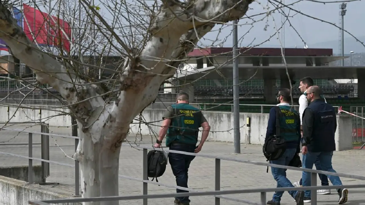 La Guardia Civil española de la Unidad Central Operativa (UCO) y agentes de Europol salen tras un registro en la sede de la Real Federación Española de Fútbol (RFEF) en Las Rozas de Madrid el 20 de marzo de 2024 – PHOTO/JAVIER SORIANO/AFP