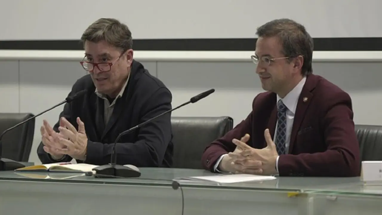 Luis García Montero, director del Instituto Cervantes (a la izquierda) y Raúl Martín Martín, vicerrector de Internacionalización de la Universidad de Castilla-La Mancha (UCLM), clausuran la reunión de responsables académicos del Instituto Cervantes en el campus de Toledo de la UCLM – PHOTO/Instituto Cervantes/Pablo Rojo