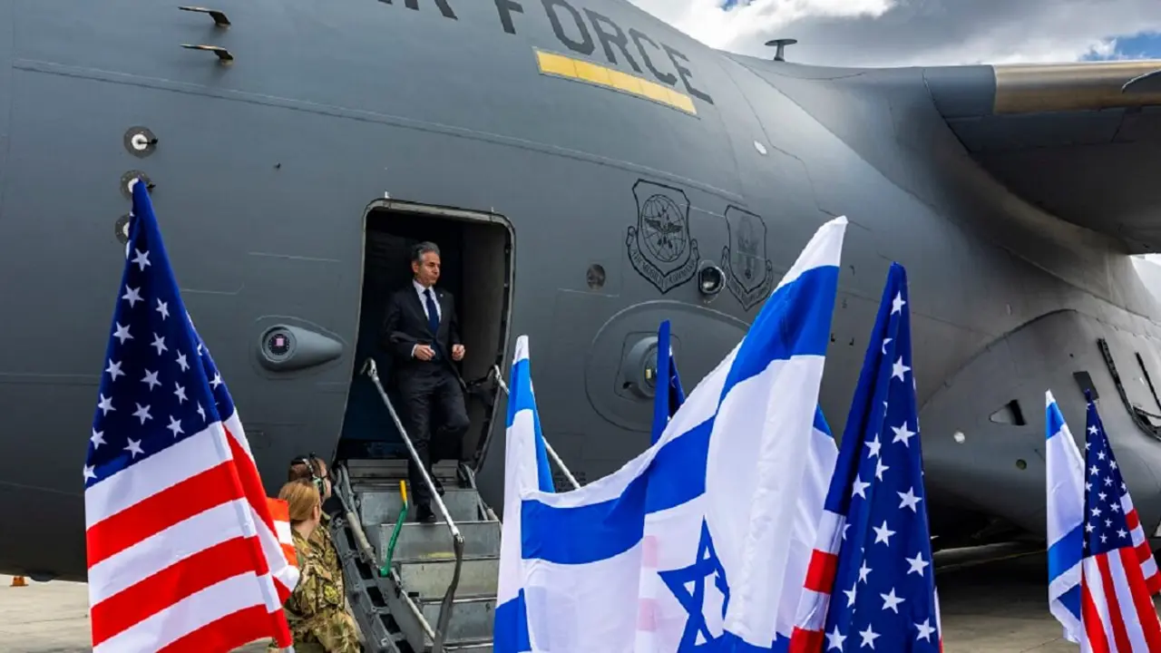 El secretario de Estado estadounidense, Antony Blinken, desembarca de un avión a su llegada a Tel Aviv procedente de El Cairo, mientras prosigue la presión para lograr un alto el fuego entre el grupo militante palestino Hamás e Israel el 22 de marzo de 2024 – PHOTO/Evelyn Hockstein/POOL/AFP