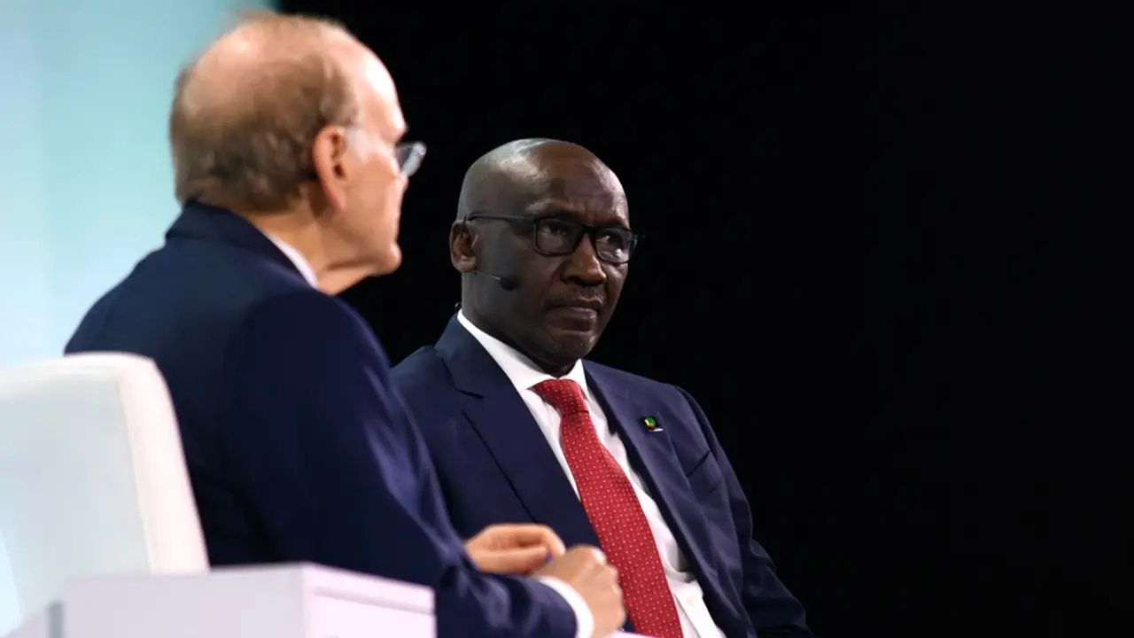 El consejero delegado de la Nigerian National Petroleum Corporation, Mele Kyari (d), habla durante la cumbre petrolera CERAWeek en Houston, Texas, el 19 de marzo de 2024 - Foto de Mark Felix / AFP