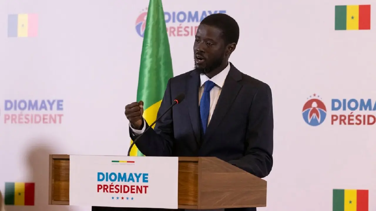 El candidato presidencial de la oposición senegalesa Bassirou Diomaye Faye habla en su primera rueda de prensa tras ser declarado ganador de las elecciones presidenciales de Senegal, en Dakar, el 25 de marzo de 2024 – PHOTO/MARCO LONGARI/AFP