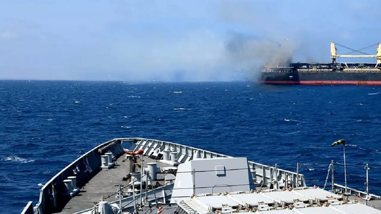 Esta fotografía tomada el 6 de marzo de 2024 y difundida por la Armada india muestra al granelero de bandera de Barbados tras un ataque de los rebeldes hutíes de Yemen, en el golfo de Adén – PHOTO/AFP PHOTO/INDIAN NAVY