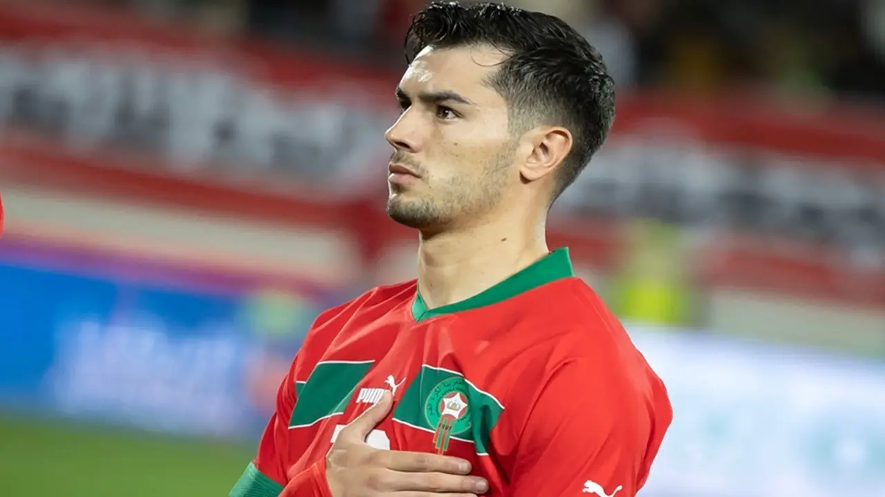 El centrocampista marroquí #10 Brahim Diaz se lleva la mano al corazón antes del partido de fútbol amistoso internacional entre Marruecos y Angola en el estadio Adrar en Agadir, Marruecos, el 22 de marzo de 2024 -Foto de FADEL SENNA / AFP