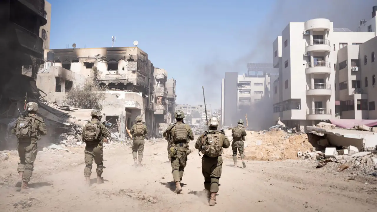 Esta fotografía publicada por el ejército israelí el 27 de marzo de 2024 muestra tropas sobre el terreno en la Franja de Gaza, en medio de batallas entre Israel y Hamás - Ejército israelí/AFP