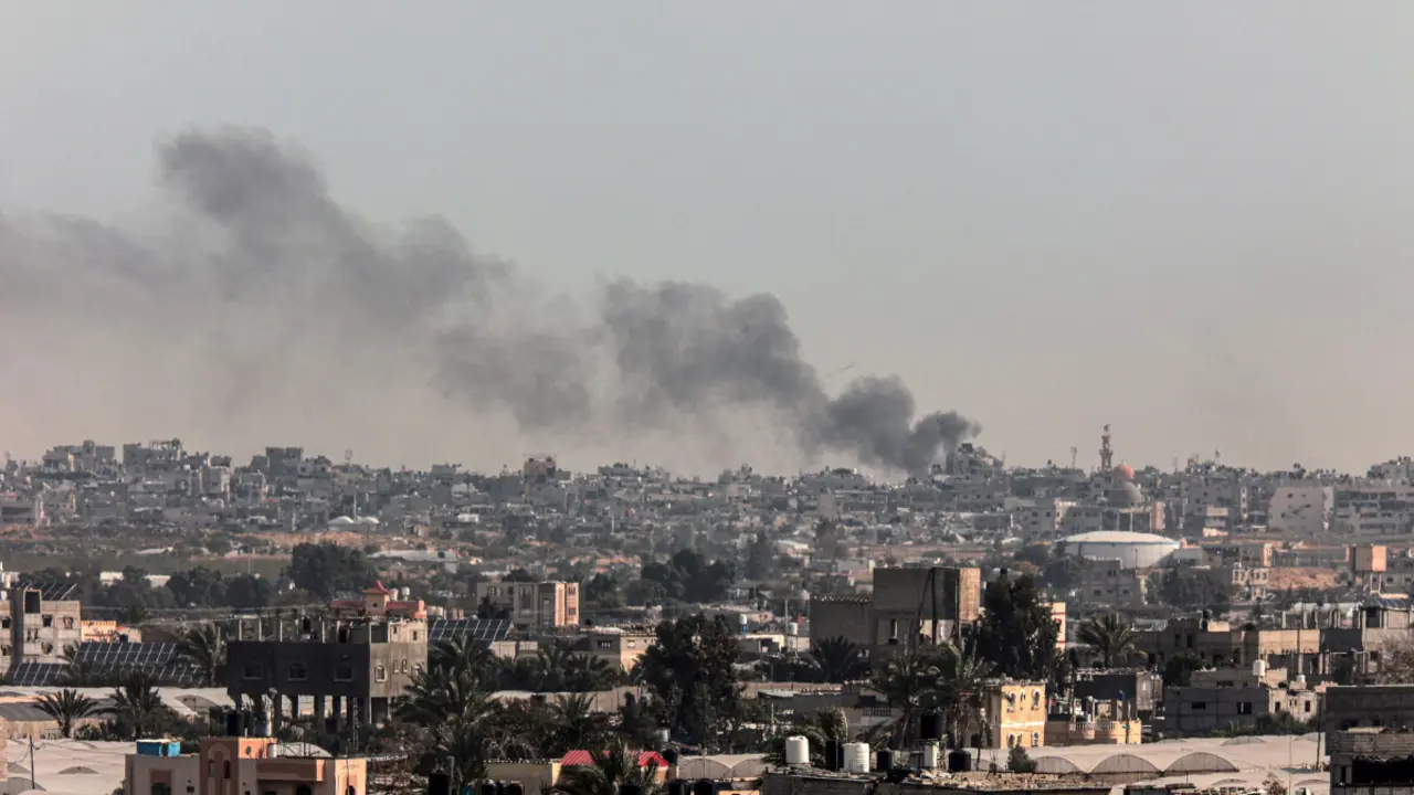El humo se eleva tras el bombardeo israelí en Rafah, en el sur de la Franja de Gaza, el 27 de marzo de 2024 - SAID KHATIB/AFP