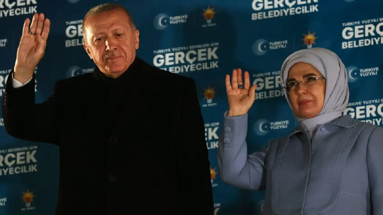 El presidente turco y líder del Partido de la Justicia y el Desarrollo (AK), Recep Tayyip Erdogan, junto a su esposa Emine Erdogan, saluda a sus seguidores mientras pronuncia un discurso tras las elecciones municipales turcas, en la sede del AK en Ankara, el 1 de abril de 2024 – PHOTO/Adem ALTAN/AFP