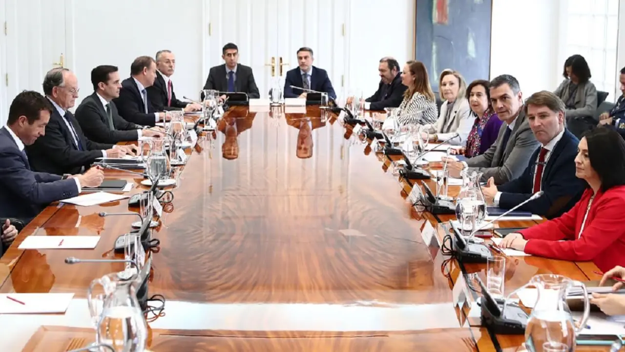 La primera reunión de Sánchez con la industria española de defensa se celebró el 19 de marzo. Junto al presidente, la ministra Robles y el director de la Oficina de Asuntos Económicos, Manuel de la Rocha -&nbsp;PHOTO/Pool Moncloa-Fernando Calvo&nbsp;