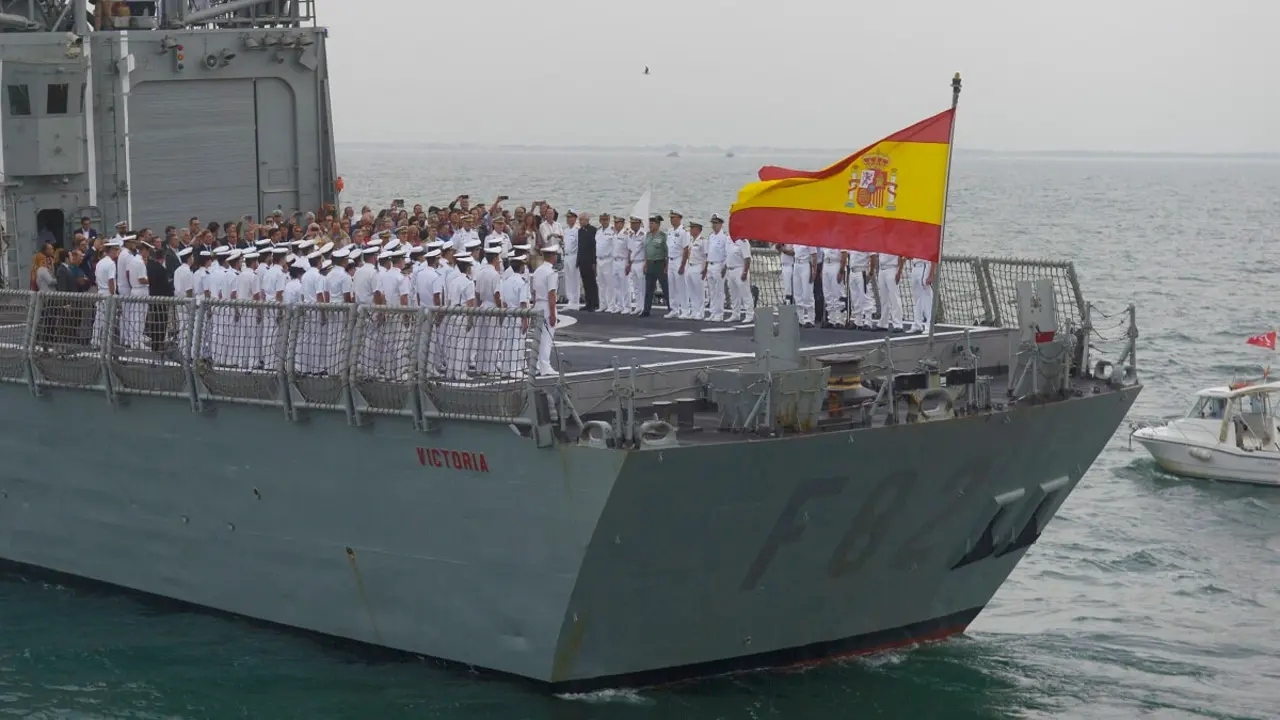 Oficiales de la Armada española participan en una ceremonia, a bordo de la fragata de la Armada española Victoria, con motivo del 500 aniversario del épico viaje de Fernando de Magallanes que dio lugar a la primera circunnavegación del mundo, el 20 de septiembre de 2020, frente a las costas de Sanlúcar de Barrameda – PHOTO/AFP/CRISTINA QUICLER