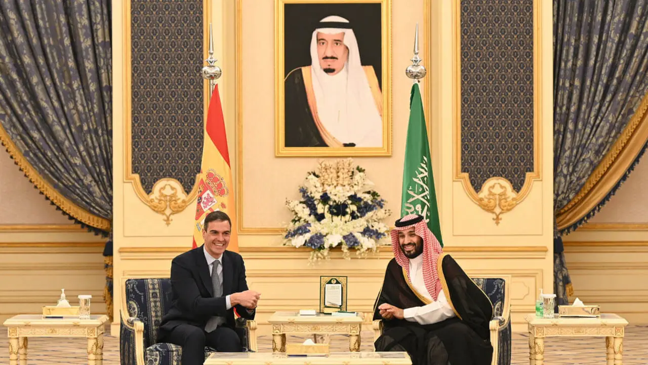 El presidente del Gobierno, Pedro Sánchez, durante su encuentro con el príncipe heredero del Reino de Arabia Saudí, Mohamed bin Salmán - Pool Moncloa/Borja Puig de la Bellacasa