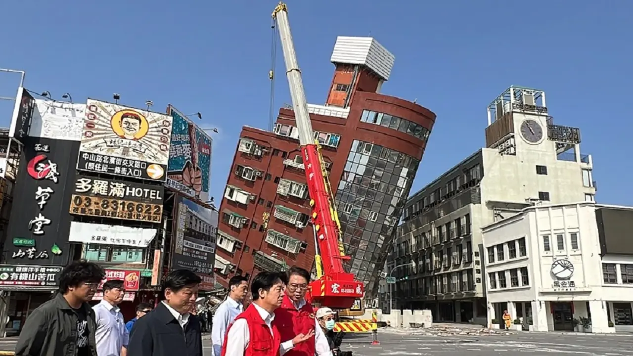Esta foto tomada por la Agencia Central de Noticias de Taiwán (CNA) el 3 de abril de 2024 muestra al presidente electo de Taiwán y actual vicepresidente Lai Ching-te (3º dcha.) inspeccionando los daños en Hualien, tras el fuerte terremoto que sacudió el este de Taiwán – PHOTO/CNA/AFP