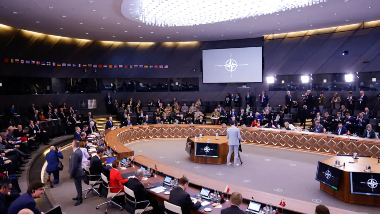 El secretario general de la OTAN, Jens Stoltenberg (C), abre una mesa redonda durante la reunión de ministros de Asuntos Exteriores del Consejo del Atlántico Norte (CAAN) en la sede de la OTAN en Bruselas, el 3 de abril de 2024 - Foto de Kenzo TRIBOUILLARD / AFP