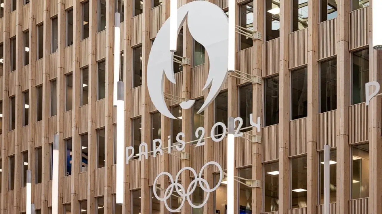 Una fotografía tomada en Saint-Denis, al norte de París, el 28 de marzo de 2024, muestra una vista de la sede del Comité Organizador de los Juegos Olímpicos y Paralímpicos de París 2024 – PHOTO/JOEL SAGET/AFP
