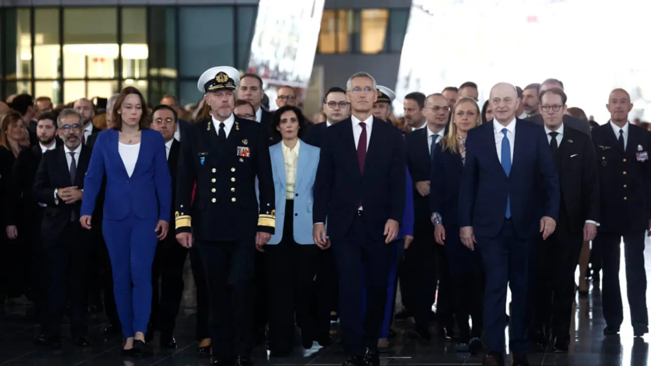 El secretario general de la Organización del Tratado del Atlántico Norte (OTAN), Jens Stoltenberg (centro), acompañado por el presidente del Comité Militar de la OTAN, el almirante Rob Bauer (frente a la izquierda), y el secretario general adjunto de la OTAN, Mircea Geoana (frente a la derecha), asisten al 75º aniversario de la alianza en la OTAN - PHOTO/KENZO TRIBOUILLARD/AFP