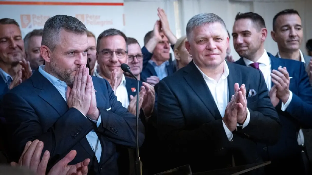 El candidato presidencial Peter Pellegrini (Izquierda) y el primer ministro eslovaco Robert Fico (Derecha) hablan con los periodistas tras el anuncio de la victoria de Pellegrini en la segunda vuelta de las elecciones presidenciales eslovacas, el 6 de abril de 2024 en Bratislava, Eslovaquia - PHOTO/VLADIMIR SIMICEK/AFP