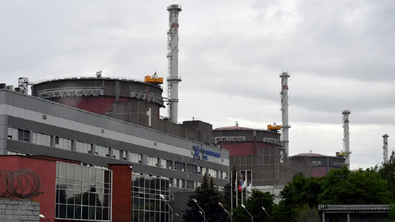 Una foto muestra una vista de la central nuclear de Zaporiyia, controlada por Rusia, en el sur de Ucrania, el 14 de junio de 2023 – PHOTO/Olga MALTSEVA/AFP