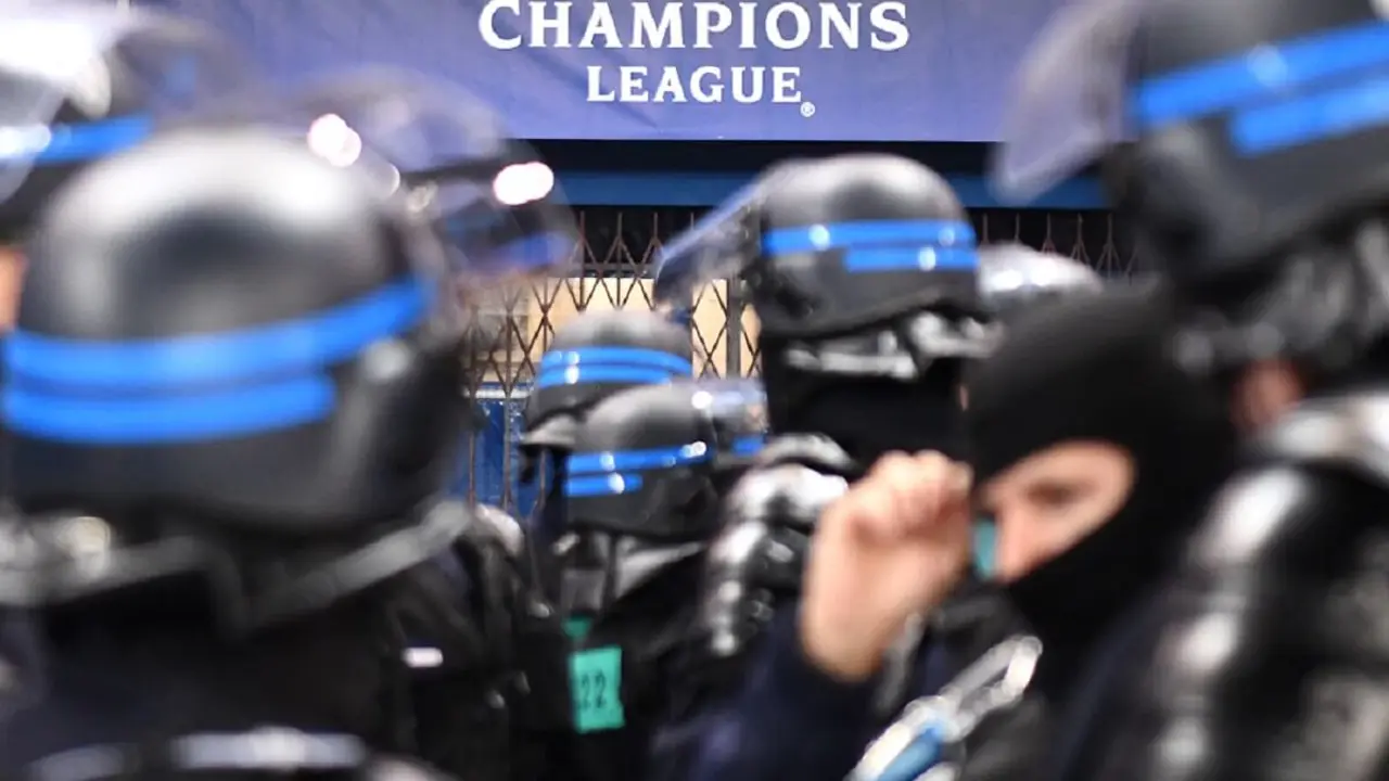 Agentes antidisturbios permanecen en el interior del estadio antes de un partido de la Liga de Campeones – PHOTO/AFP/FRANCK FIFE&nbsp;
