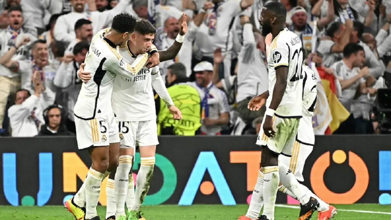 El centrocampista uruguayo del Real Madrid Federico Valverde celebra el tercer gol de su equipo con sus compañeros durante el partido de fútbol de ida de cuartos de final de la UEFA Champions League entre el Real Madrid CF y el Manchester City en el estadio Santiago Bernabéu de Madrid el 9 de abril de 2024 – PHOTO/JAVIER SORIANO/AFP