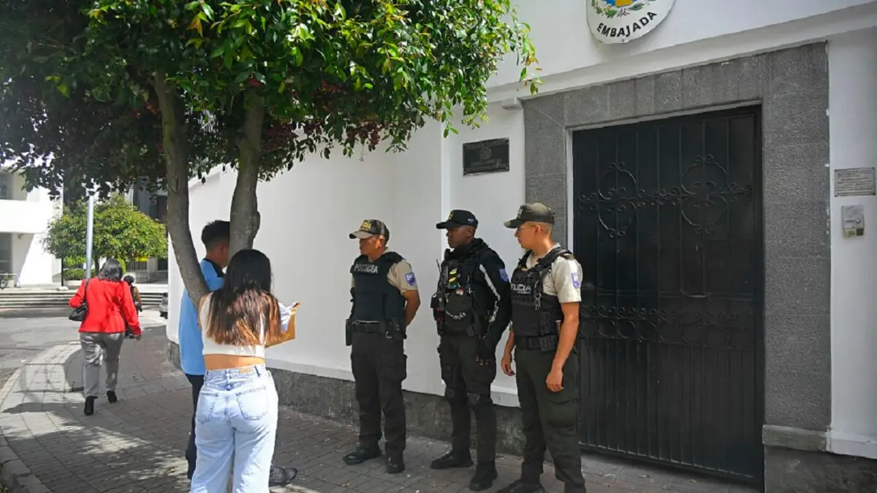 Policías vigilan fuera de la Embajada de México en Quito el 8 de abril de 2024 – PHOTO/Rodrigo BUENDÍA/AFP