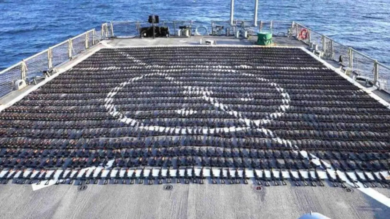 Miles de fusiles de asalto AK-47, incautados a un buque pesquero que transitaba por una ruta marítima de Irán a Yemen -&nbsp;PHOTO/U.S. NAVY CENTRAL COMMAND/ via REUTERS