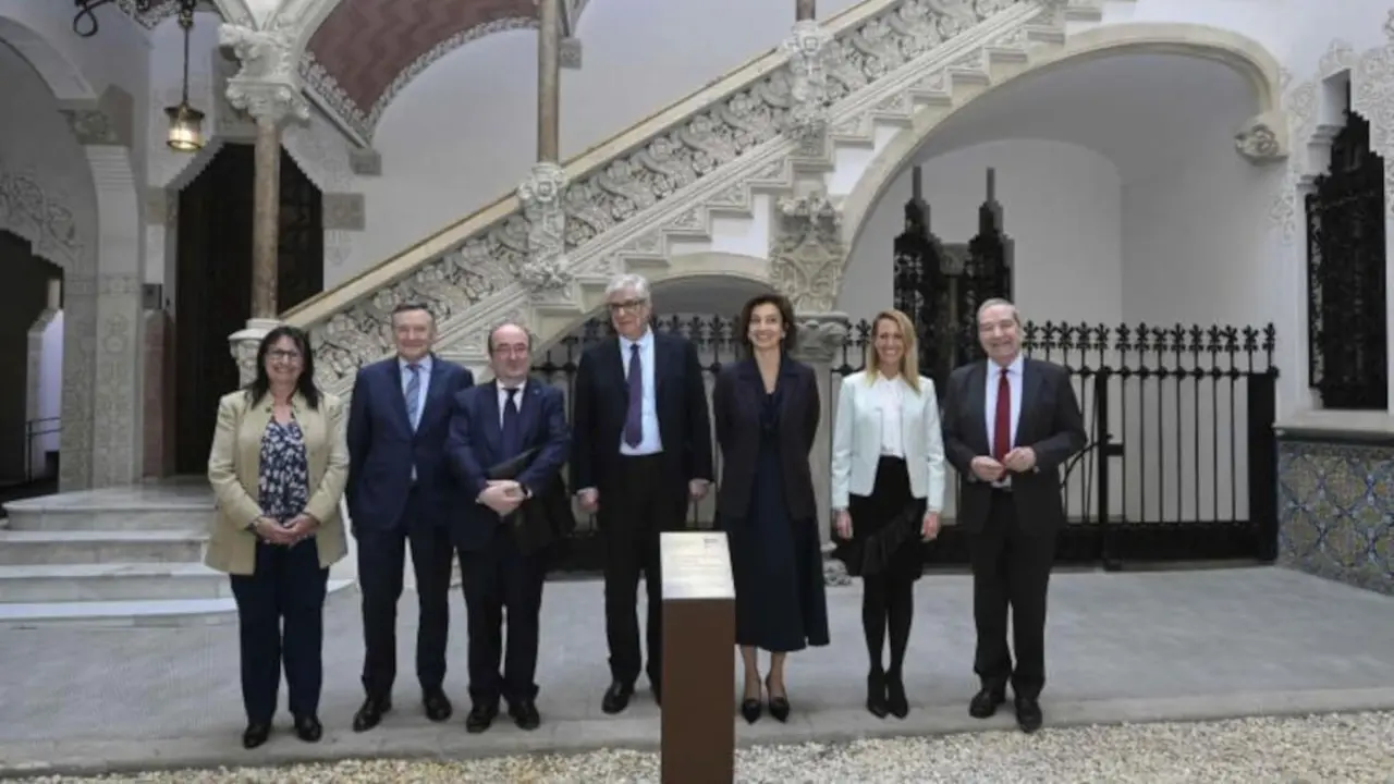 De izquierda a derecha, Elisa Duran, directora general adjunta de la Fundación ”la Caixa”; Ángel Simón, consejero delegado de CriteriaCaixa; Miquel Iceta, embajador delegado permanente de España en la Unesco; Juan José López Burniol, vicepresidente de la Fundación ”la Caixa”; Audrey Azoulay, directora general de la UNESCO; Maria Eugènia Gay, segunda teniente de alcaldía del Área de Derechos Sociales, Cultura, Educación y Ciclos de Vida del Ajuntament de Barcelona; y Jaume Lanaspa, presidente de la Oficina del Club de Roma a Barcelona - Fundación "la Caixa"