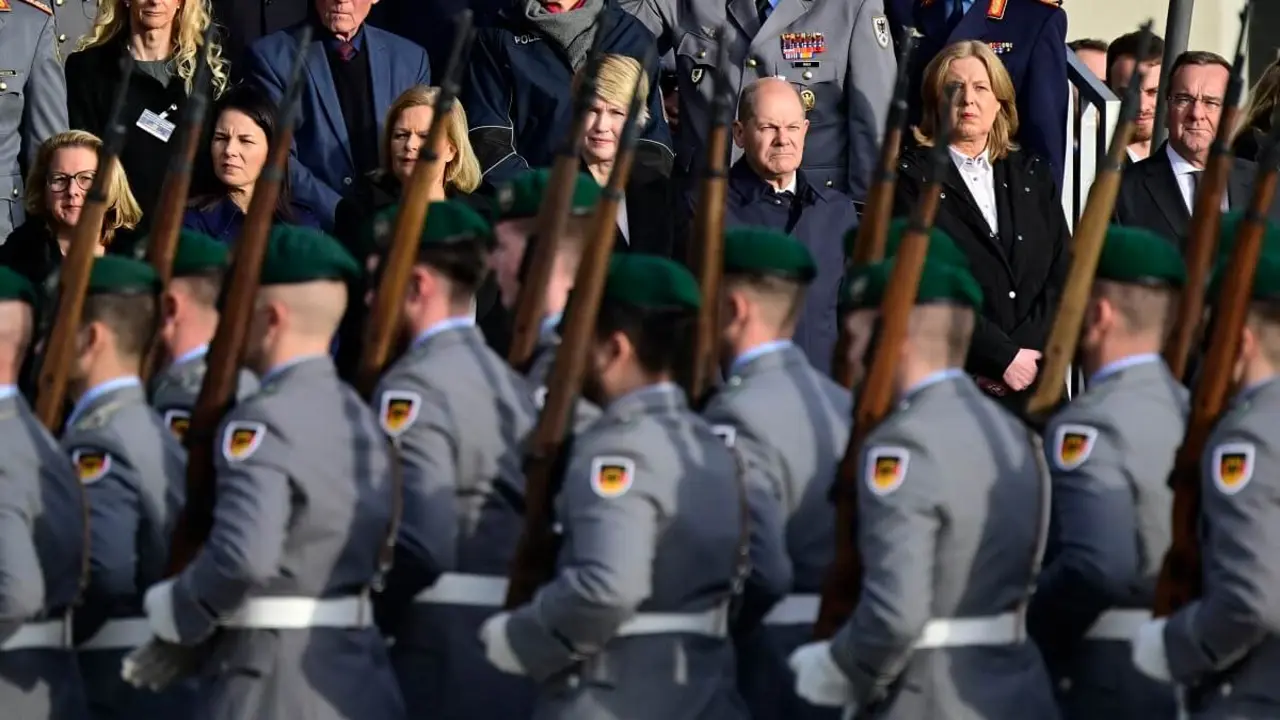 La ministra alemana de Cooperación Económica y Desarrollo, Svenja Schulze, la ministra alemana de Asuntos Exteriores, Annalena Baerbock, la ministra alemana del Interior, Nancy Faeser, la primera ministra de Mecklemburgo-Pomerania Occidental, Manuela Schwesig, el canciller alemán, Olaf Scholz, el presidente del Bundestag, Baerbel Bas, y el ministro alemán de Defensa, Boris Pistorius, asisten a una ceremonia final en honor de los soldados de las Fuerzas Armadas alemanas Bundeswehr – PHOTO/JOHN MACDOUGALL/AFP