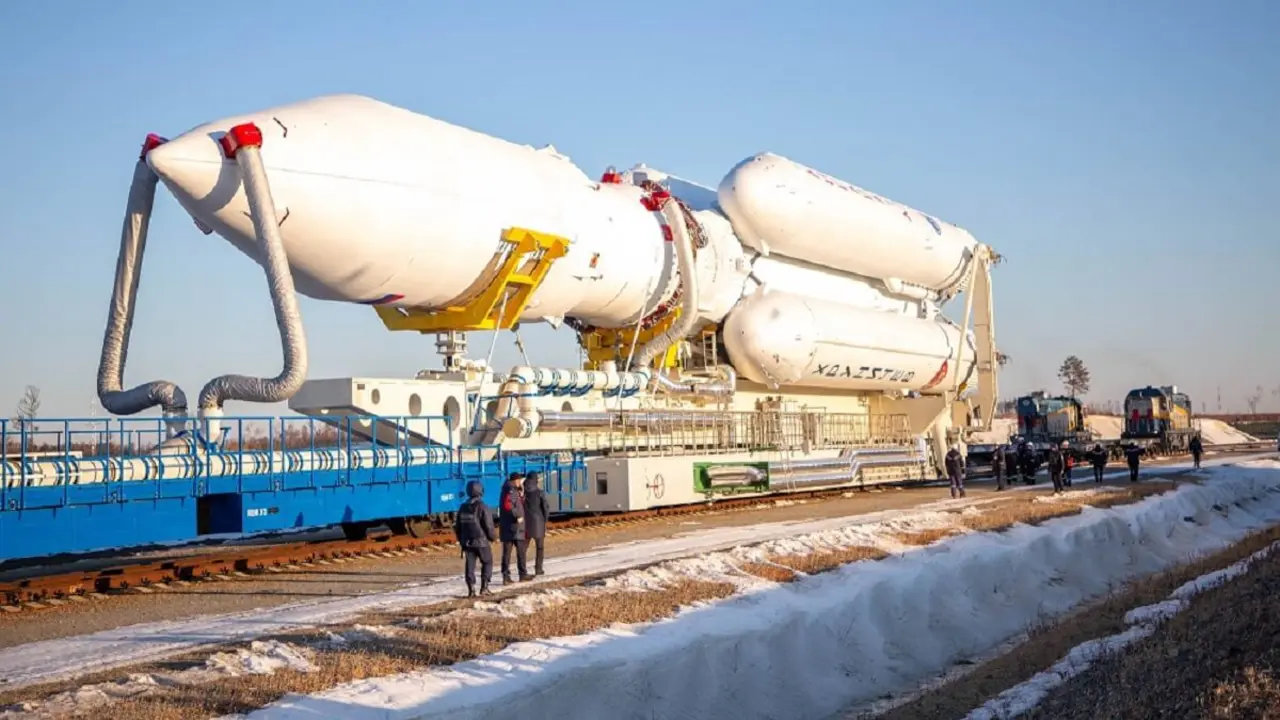 De la misma altura que la Torre de Pisa, el Angara A5 en posición horizontal para su traslado hasta la rampa de despegue - PHOTO/Roscosmos