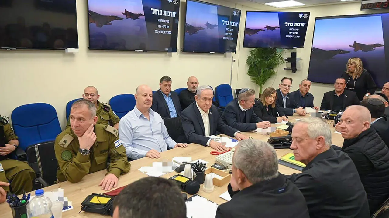 El Primer Ministro de Israel, Benjamin Netanyahu (C), durante una reunión del Gabinete de Guerra en Kirya, en Tel Aviv - PHOTO/Oficina del Primer Ministro de Israel