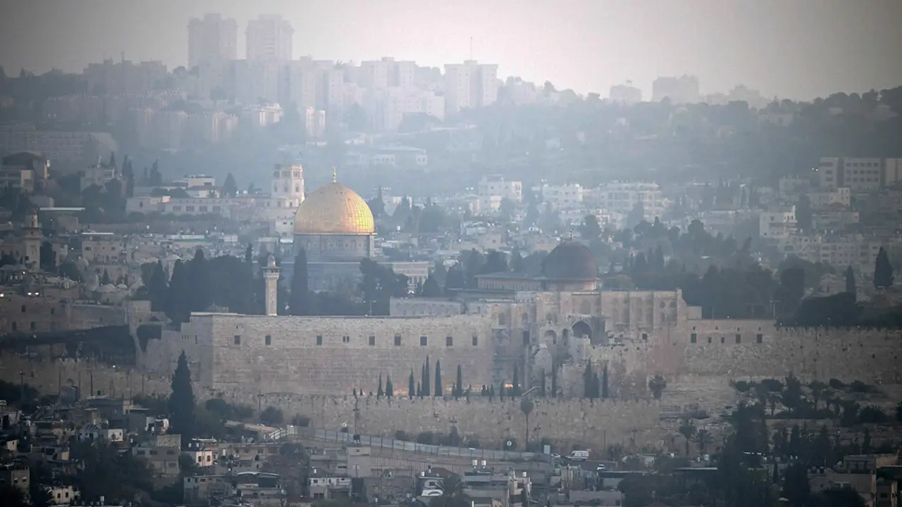 Se muestra una vista panorámica de la Ciudad Vieja de Jerusalén en la madrugada del 14 de abril de 2024, después de que Irán lanzara un ataque con aviones no tripulados y misiles contra Israel. Irán lanzó más de 200 drones y misiles contra Israel en un ataque sin precedentes el 13 de abril de 2024, anunció el ejército israelí, en una importante escalada de la larga guerra encubierta entre los enemigos regionales - AFP/RONALDO SCHEMIDT