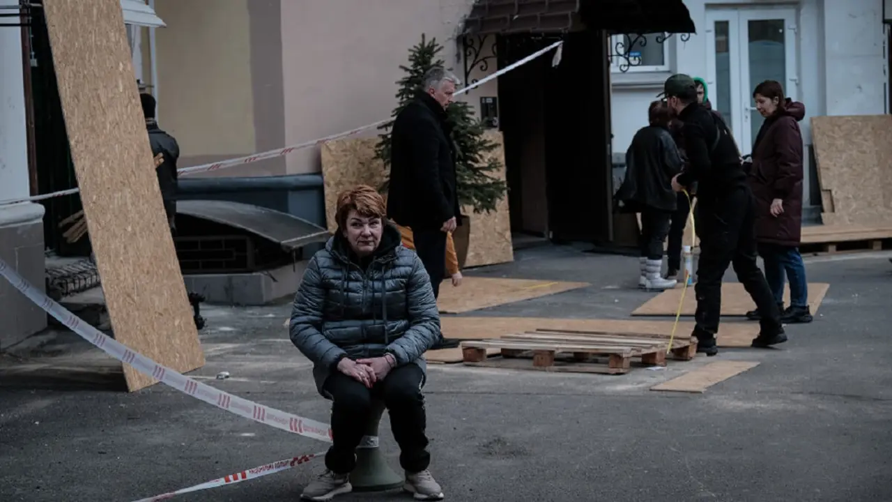 Una mujer ucraniana contempla los destrozos que ha provocado en la fachada de su edificio, en Kiev, un bombardeo ruso con misiles - PHOTO/MARÍA SENOVILLA