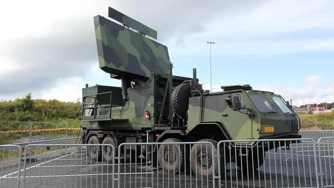 <p>Radar Ground Master 403 (KEVA2010) transportado por Sisu E13TP expuesto en la feria de seguridad Comprehensive 2015 de Tampere, Finlandia - PHOTO/WIKIPEDIA/Kokonaisturvallisuus</p>
