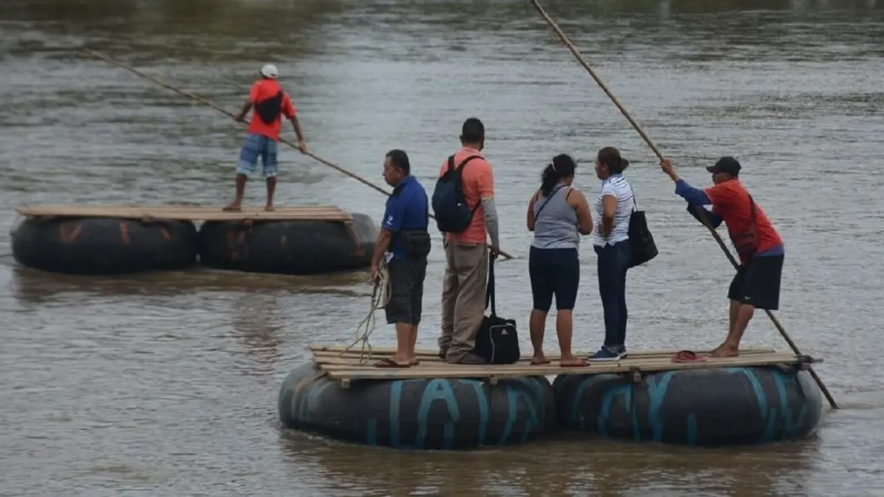 Un grupo de personas atraviesa en balsa el río Suchiate, cruzando la frontera entre Guatemala y México - FILE/ONU/Luis Arroyo