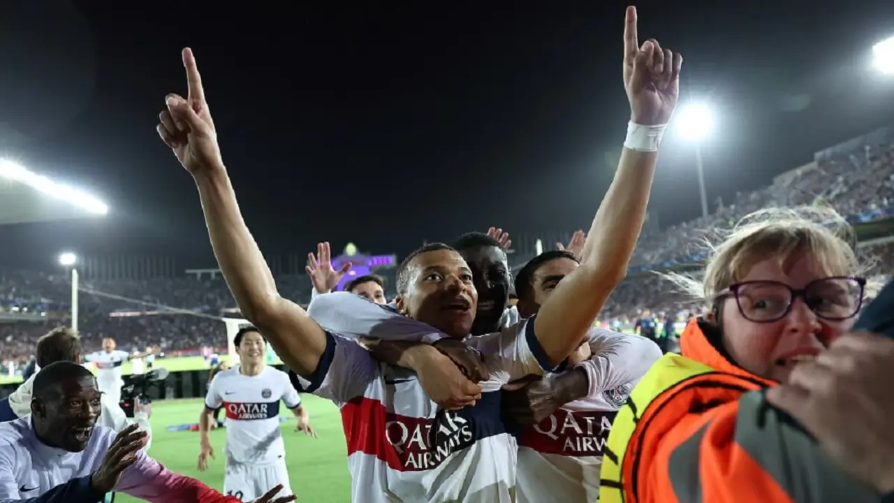El delantero francés del París Saint-Germain Kylian Mbappé celebra la consecución de su segundo gol y el cuarto de su equipo durante el partido de fútbol de vuelta de cuartos de final de la UEFA Champions League entre el FC Barcelona y el París SG en el Estadi Olímpic Lluis Companys de Barcelona el 16 de abril de 2024 – PHOTO/FRANCK FIFE/AFP