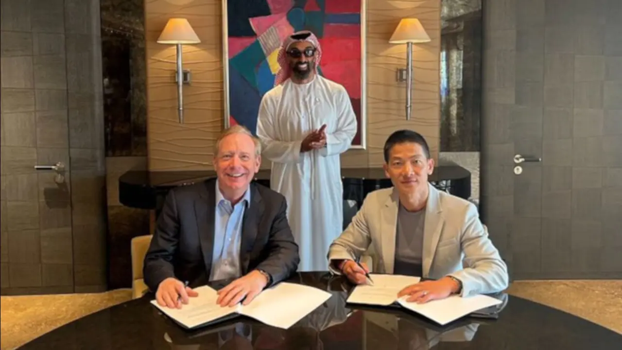 Peng Xiao, director ejecutivo del grupo G42, Brad Smith, vicepresidente y presidente de Microsoft y el jeque Tahnoon bin Zayed al-Nahyan, presidente de G42 en la firma del acuerdo de inversión entre Microsoft y G42 - PHOTO/REDES SOCIALES/@G42ai