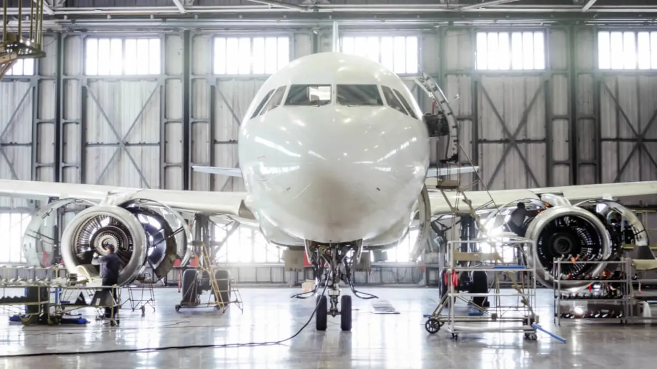 Modelo Boeing 777 - 300 dentro de un hangar en el Aeropuerto de Frankfurt -&nbsp;<a href="https://depositphotos.com/es/?/">Depositphotos</a>