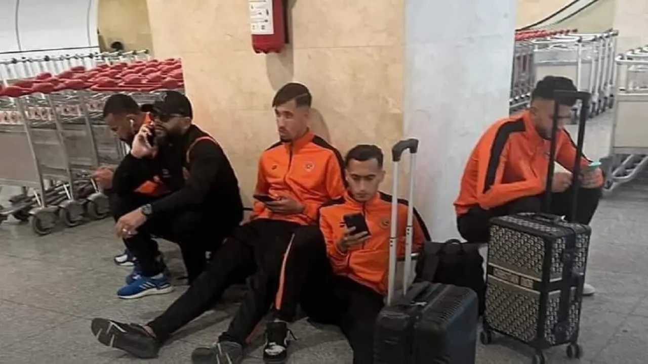 Jugadores de fútbol de equipo marroquí en aeropuerto argelino