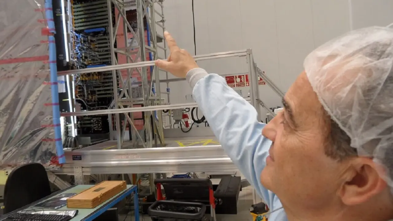 El director de Operaciones y Programas de Hisdesat, Basilio Garrido, señala los trabajos de ajuste y verificación que Thales Alenia Space ultima en Tres Cantos en el Spainsat NG II -&nbsp;PHOTO/JPons&nbsp;