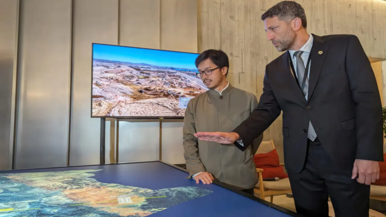 Tarek Qaddumi (dcha.), director ejecutivo del megaproyecto saudí NEOM, gesticula ante un mapa que muestra los emplazamientos de NEOM junto a Nicholas Ho (izq.), alto funcionario de Hong Kong responsable de la aplicación de la iniciativa china "Belt and Road" - PHOTO/Holmes CHAN / AFP