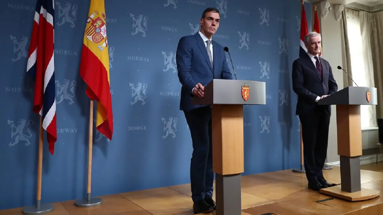 La primera parada de la minigira del presidente Sánchez no resultó de su agrado, como refleja su rostro. En imagen, el 12 de abril con el primer ministro de Noruega, Jonas Gahr Støre -&nbsp;PHOTO/Pool Moncloa-Fernando Calvo