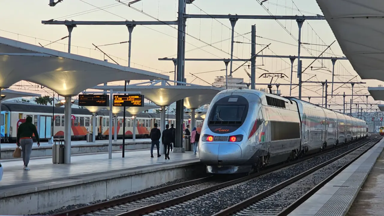 Tren de la ONCF en una estación de tren de Marruecos - PHOTO/ATALAYAR